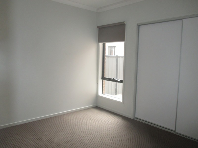 7 Camargue Circuit, Clyde North VIC 3978