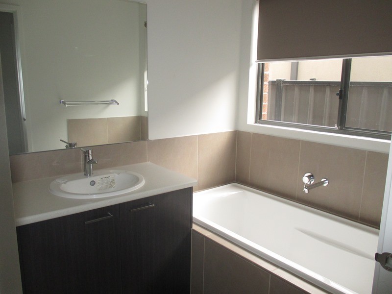 7 Camargue Circuit, Clyde North VIC 3978