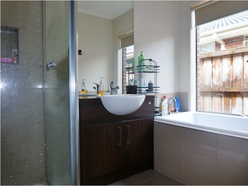 100 Brookwater Parade, Lyndhurst VIC 3975