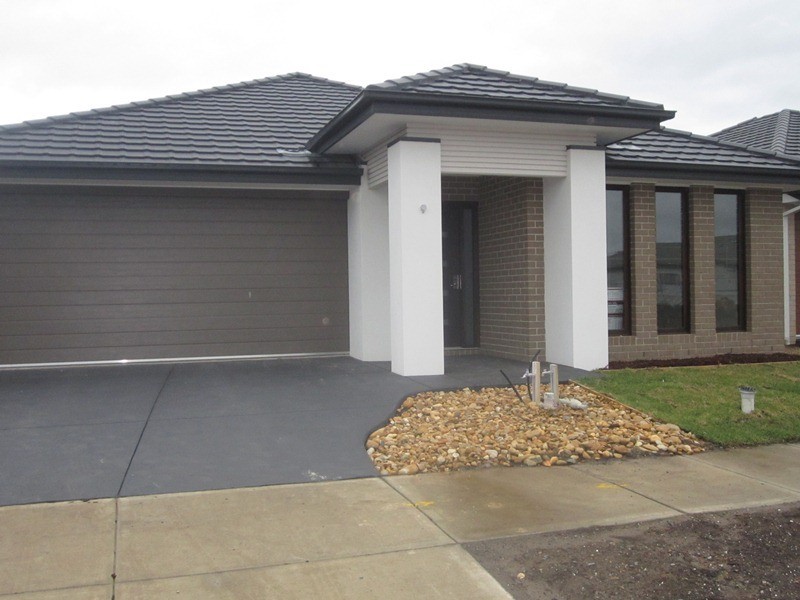 18 Westphalian Rise, Clyde North VIC 3978