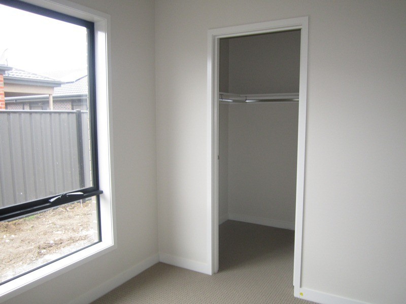 18 Westphalian Rise, Clyde North VIC 3978