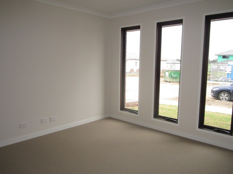 18 Westphalian Rise, Clyde North VIC 3978