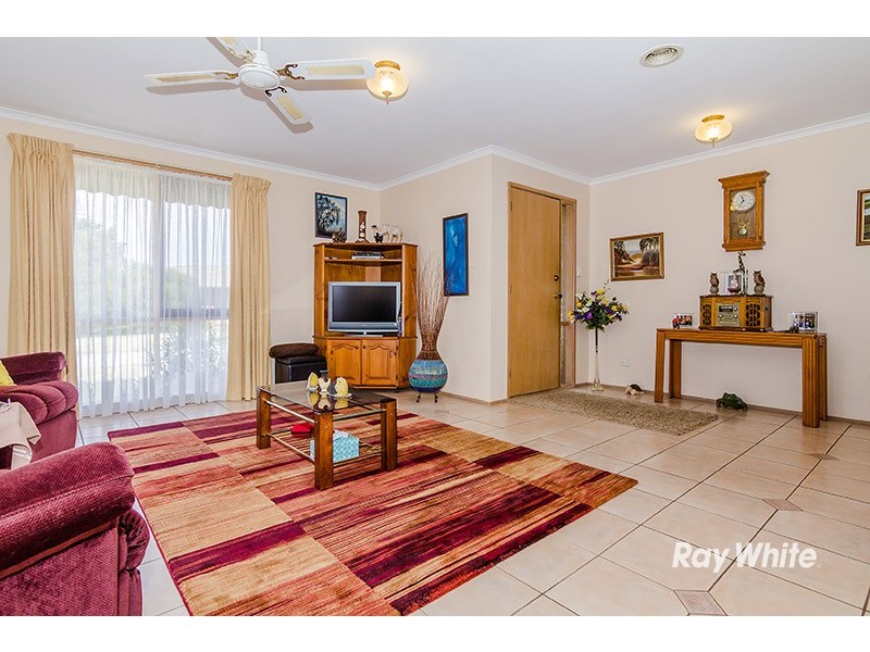 3/4 Blueberry Close, Cranbourne North VIC 3977