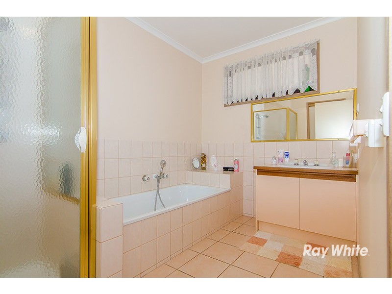 3/4 Blueberry Close, Cranbourne North VIC 3977