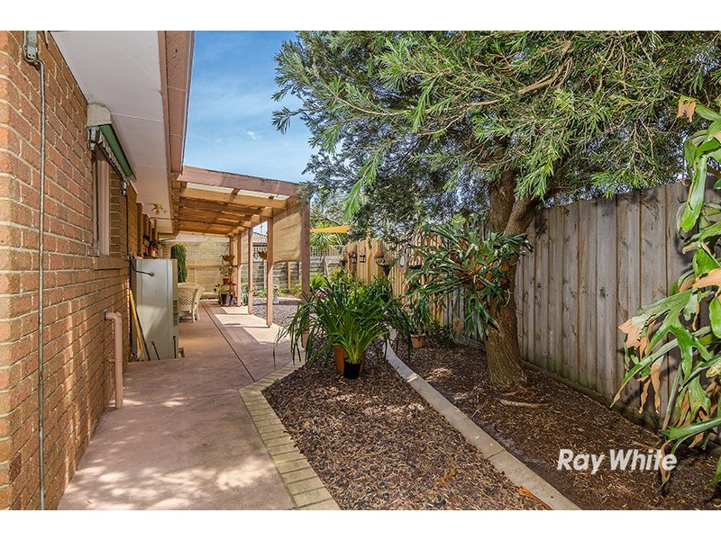 3/4 Blueberry Close, Cranbourne North VIC 3977