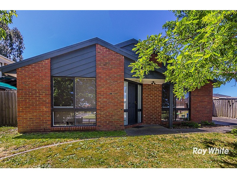 38 Maltravers Crescent, Cranbourne North VIC 3977