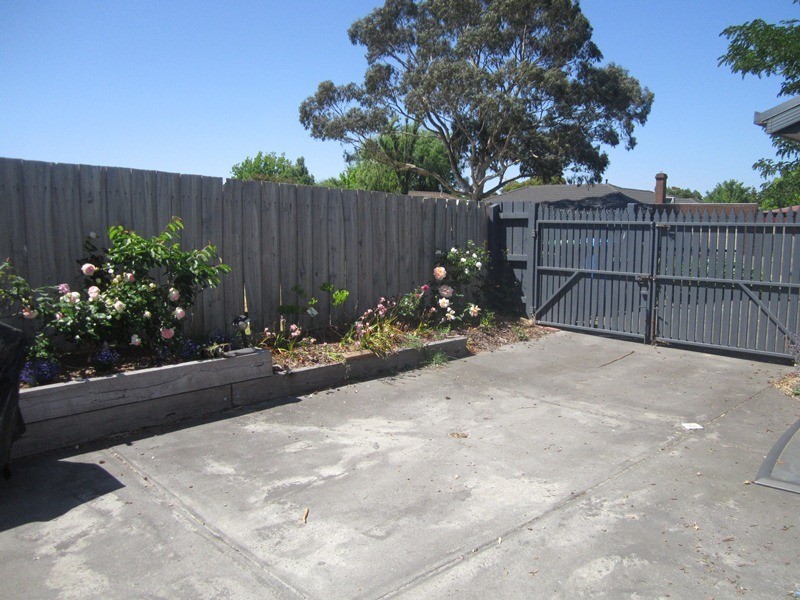 38 Maltravers Crescent, Cranbourne North VIC 3977