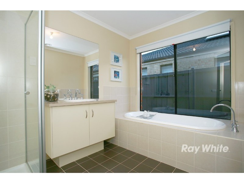 22 Melington Drive, Lyndhurst VIC 3975