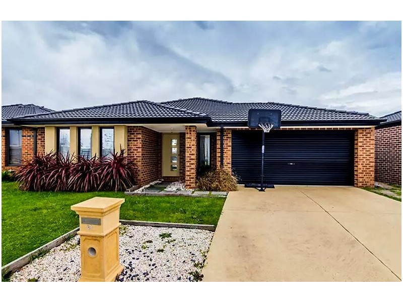 39 Stately Drive, Cranbourne East VIC 3977