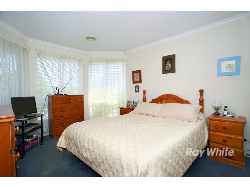 27 Godwin Crescent, Cranbourne North VIC 3977