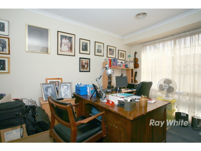 27 Godwin Crescent, Cranbourne North VIC 3977