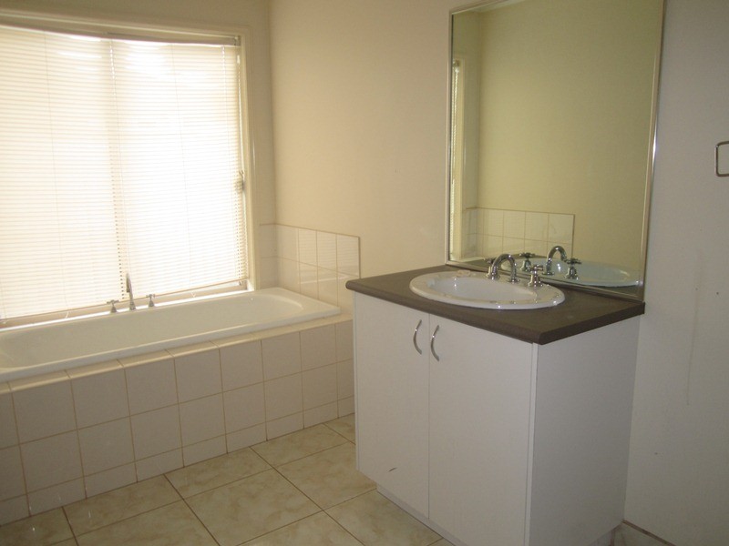 16 Cromwell Lane, Cranbourne East VIC 3977