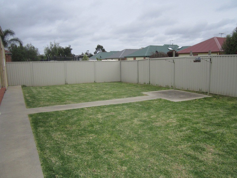 16 Cromwell Lane, Cranbourne East VIC 3977