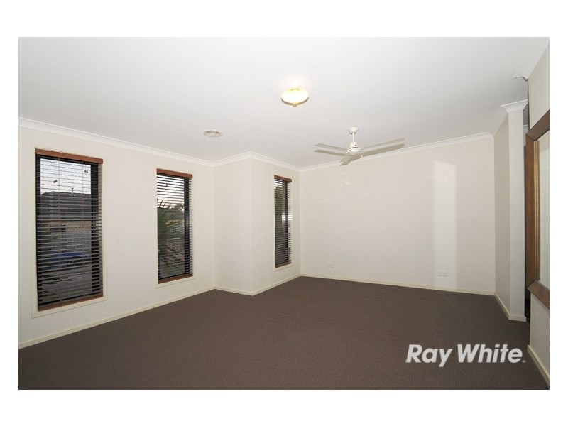 18 Powerscout Retreat, Cranbourne VIC 3977