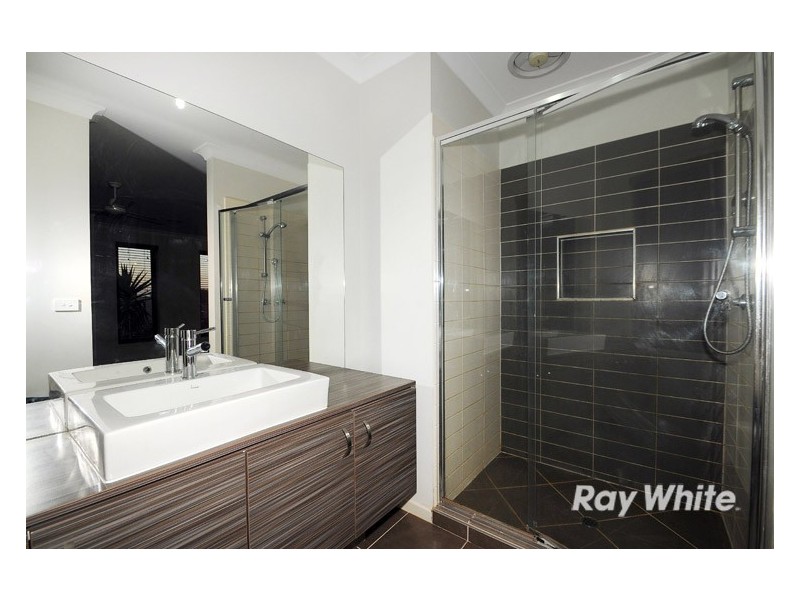 18 Powerscout Retreat, Cranbourne VIC 3977