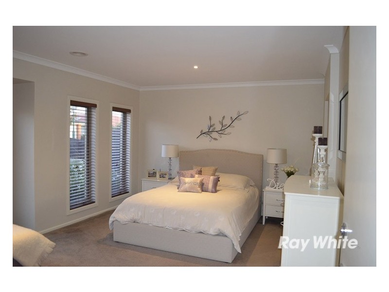 9 Elphin Close, Lynbrook VIC 3975