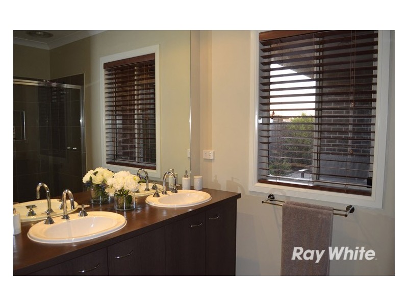 9 Elphin Close, Lynbrook VIC 3975