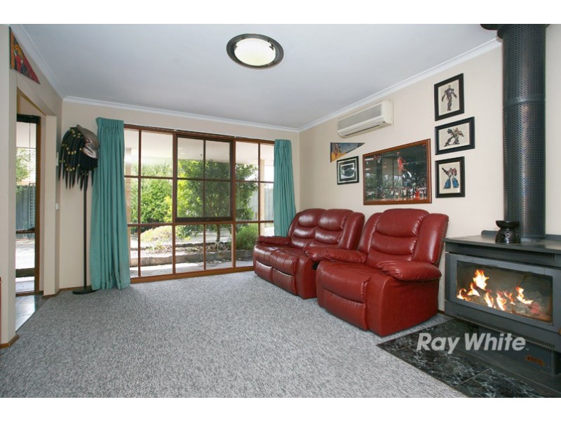 4 Maureen Close, Cranbourne West VIC 3977