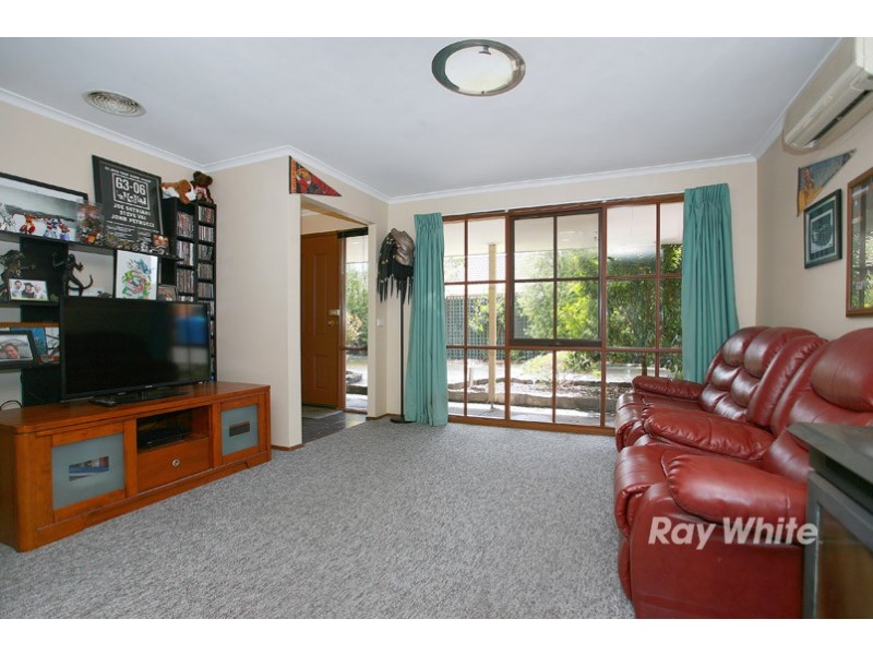 4 Maureen Close, Cranbourne West VIC 3977