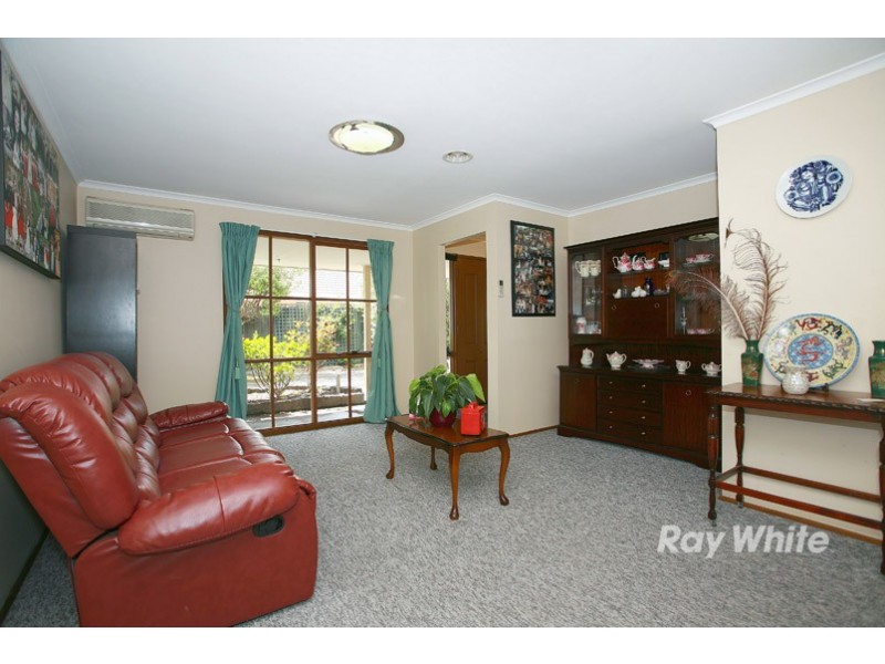 4 Maureen Close, Cranbourne West VIC 3977