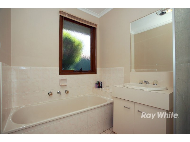 4 Maureen Close, Cranbourne West VIC 3977
