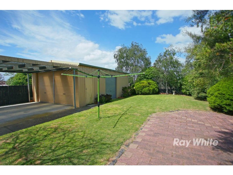 4 Maureen Close, Cranbourne West VIC 3977