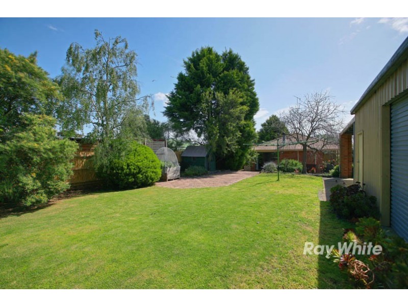 4 Maureen Close, Cranbourne West VIC 3977