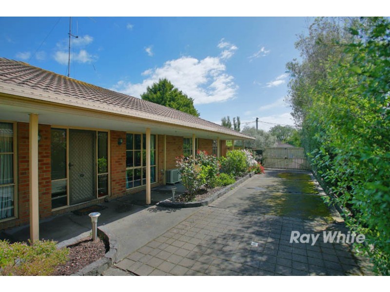 4 Maureen Close, Cranbourne West VIC 3977