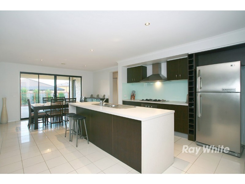 32 Melington Drive, Lyndhurst VIC 3975