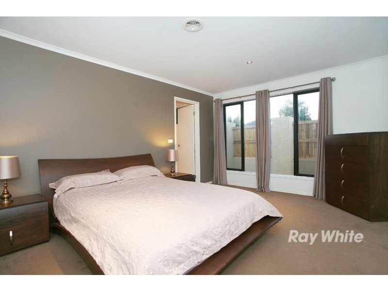 32 Melington Drive, Lyndhurst VIC 3975