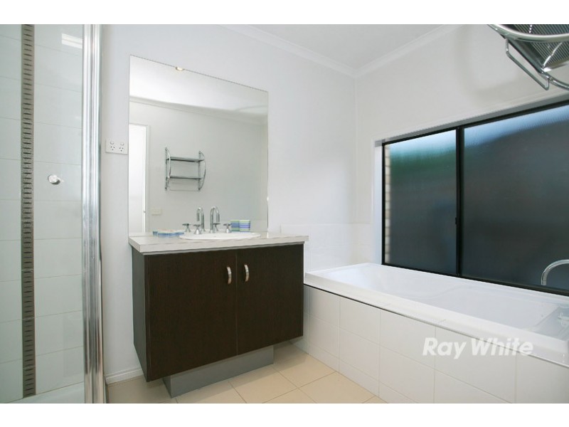 32 Melington Drive, Lyndhurst VIC 3975