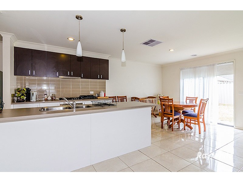 6 Waterloo Road, Cranbourne East VIC 3977