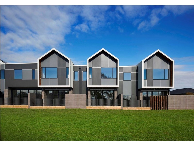 10 Windward Lane, Cranbourne West VIC 3977