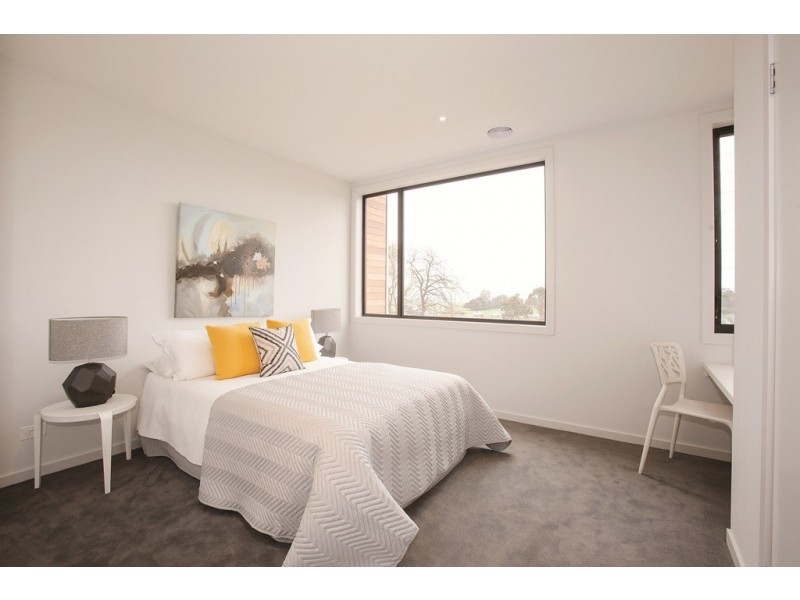 10 Windward Lane, Cranbourne West VIC 3977