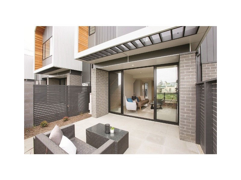 10 Windward Lane, Cranbourne West VIC 3977