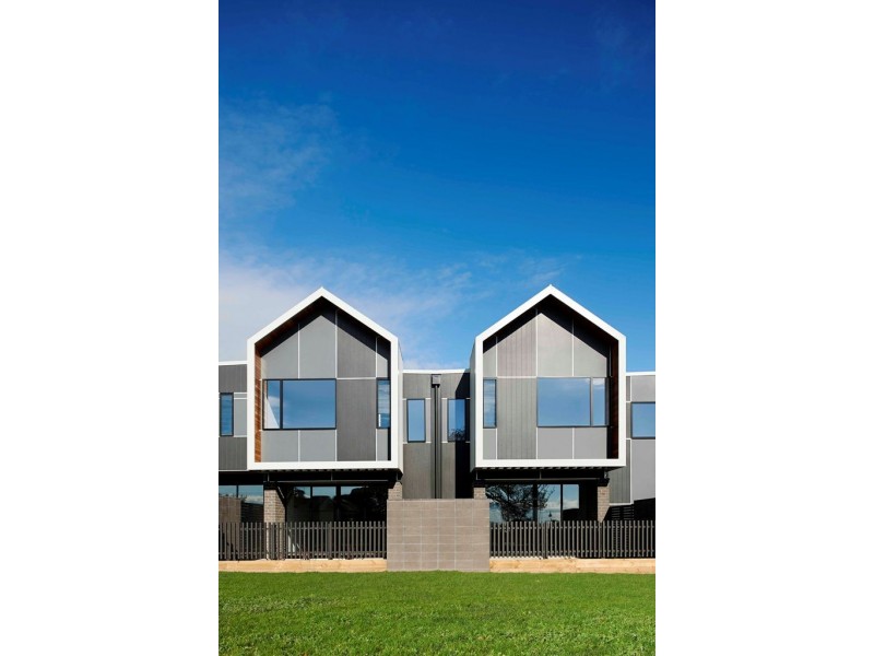 10 Windward Lane, Cranbourne West VIC 3977