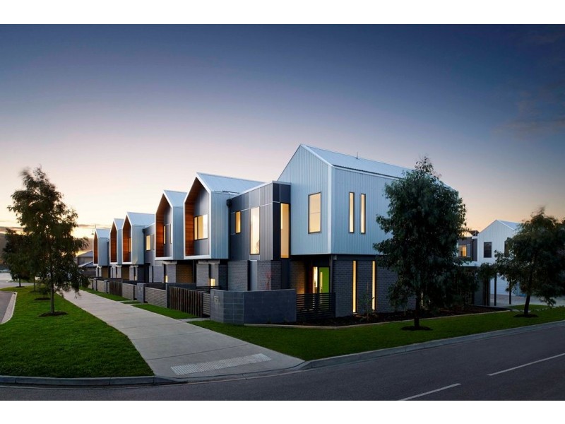 10 Windward Lane, Cranbourne West VIC 3977