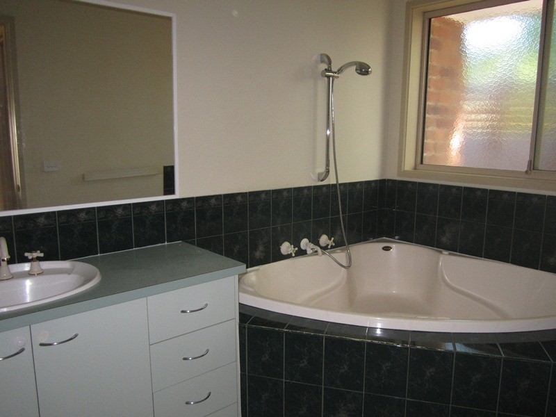 2 Dianne Court, Cranbourne North VIC 3977