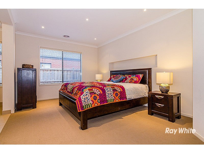 75 Charlbury Crescent, Cranbourne North VIC 3977
