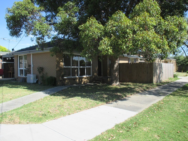 18 Evelyne Avenue, Cranbourne VIC 3977