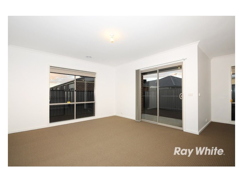 10 Camolina Way, Clyde North VIC 3978