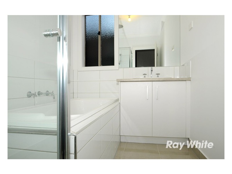 10 Camolina Way, Clyde North VIC 3978