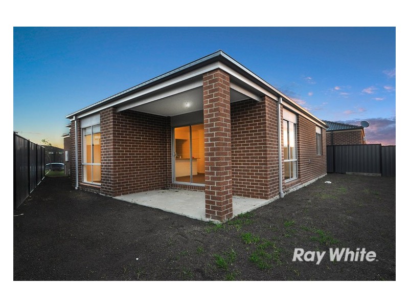 10 Camolina Way, Clyde North VIC 3978