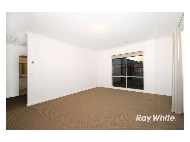 10 Camolina Way, Clyde North VIC 3978