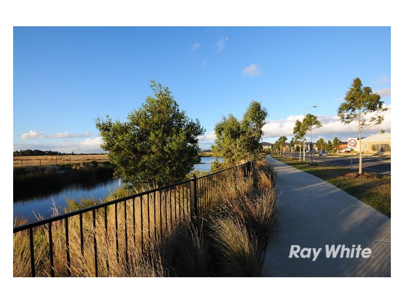 10 Camolina Way, Clyde North VIC 3978