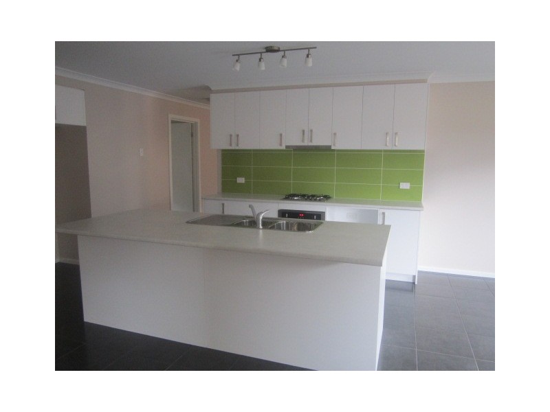 60 Fortuna Crescent, Cranbourne West VIC 3977