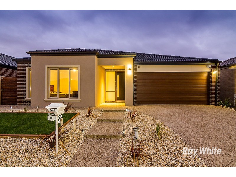 18 Freshfields Drive, Cranbourne North VIC 3977