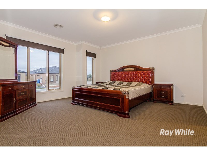 18 Freshfields Drive, Cranbourne North VIC 3977