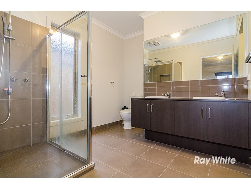 18 Freshfields Drive, Cranbourne North VIC 3977