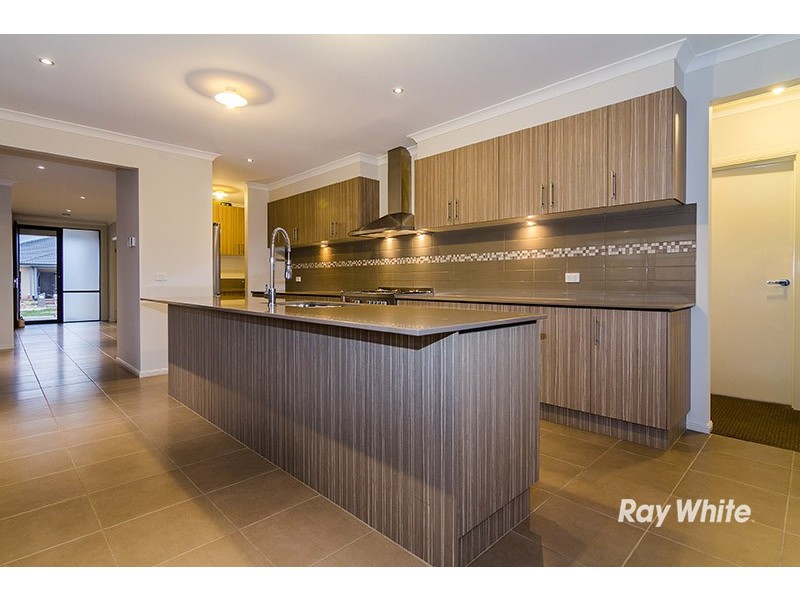 18 Freshfields Drive, Cranbourne North VIC 3977